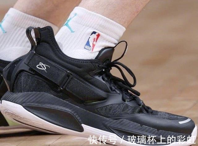 安踏 安踏签约拉文疑似签名鞋曝光,前后分掌鞋面袜套,扣篮王起飞!