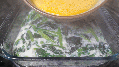 一把菠菜里打入6个鸡蛋，搅拌一下直接上锅蒸，简单营养又好吃