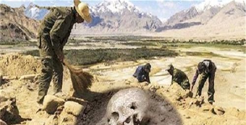 巨人|地球上曾出现过巨人族吗?农场主发现巨大遗骸,还有6根手指!