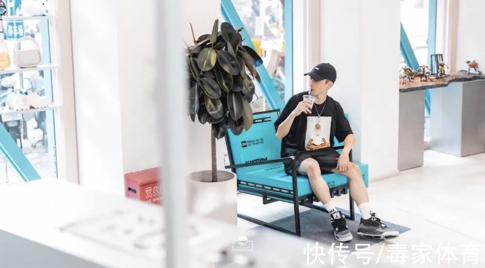 落地窗前 家人们,我奔现了!得物新店下一站,是你的城市吗?