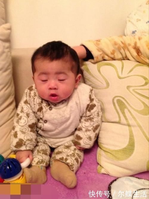 宝宝|宝宝的睡姿能有多“超纲”？掀被子的瞬间，仿佛在开盲盒