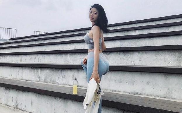 搭配 楚楚动人的打底裤小姐姐，整体搭配显得潮范十足，尽显高挑身形