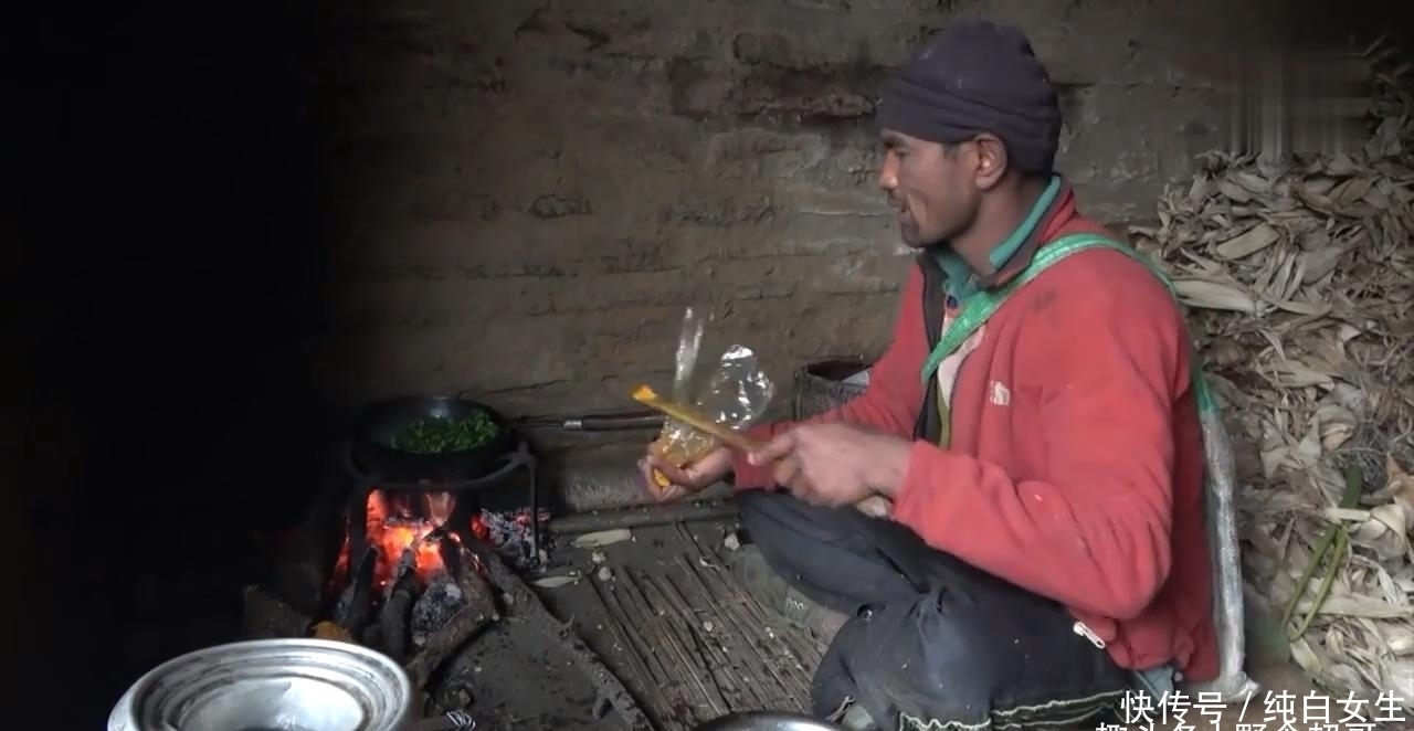 尼泊尔山区穷人的生活,只炒一个青菜,大人吃玉米糊小孩吃大米饭