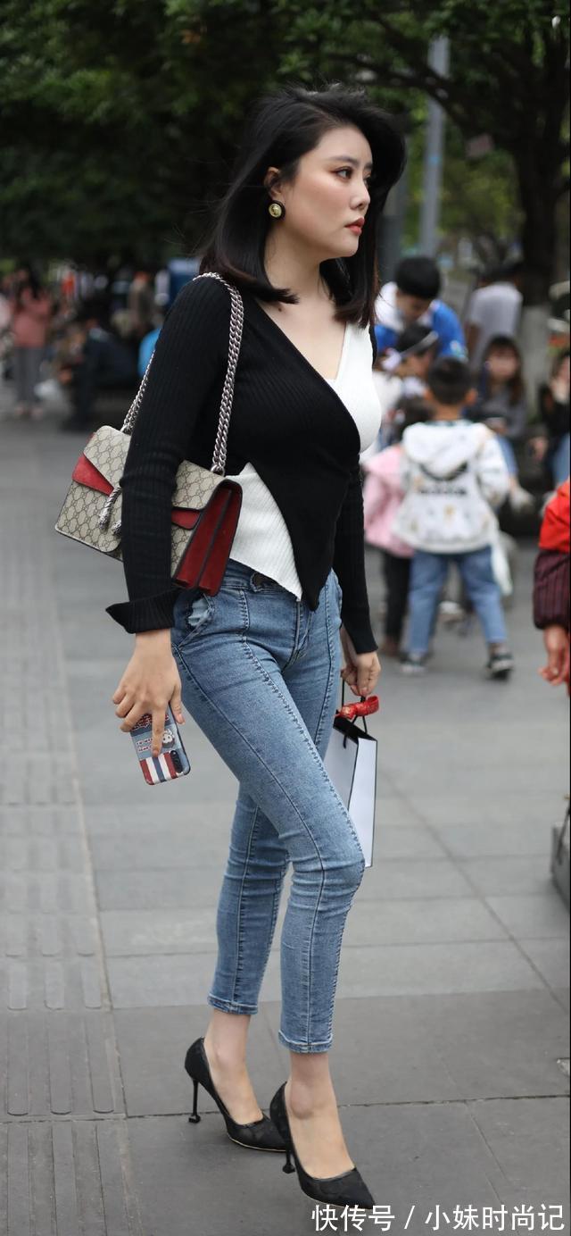 白色 黑白针织衫穿出迷人气息,配牛仔裤,简洁美丽又修身,美的有范