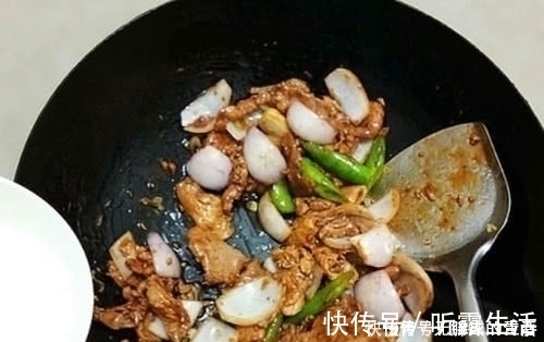 洋葱和此物一起炒,每天炒一盘,血管不堵了,排出毒素,早食早好