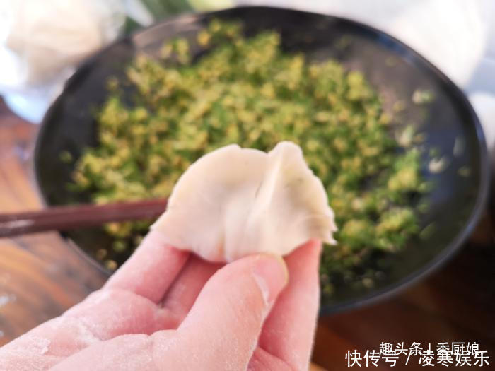 冬天要多吃此菜,5毛钱1斤,钙是鸡蛋的8倍,用来包饺子吃特香