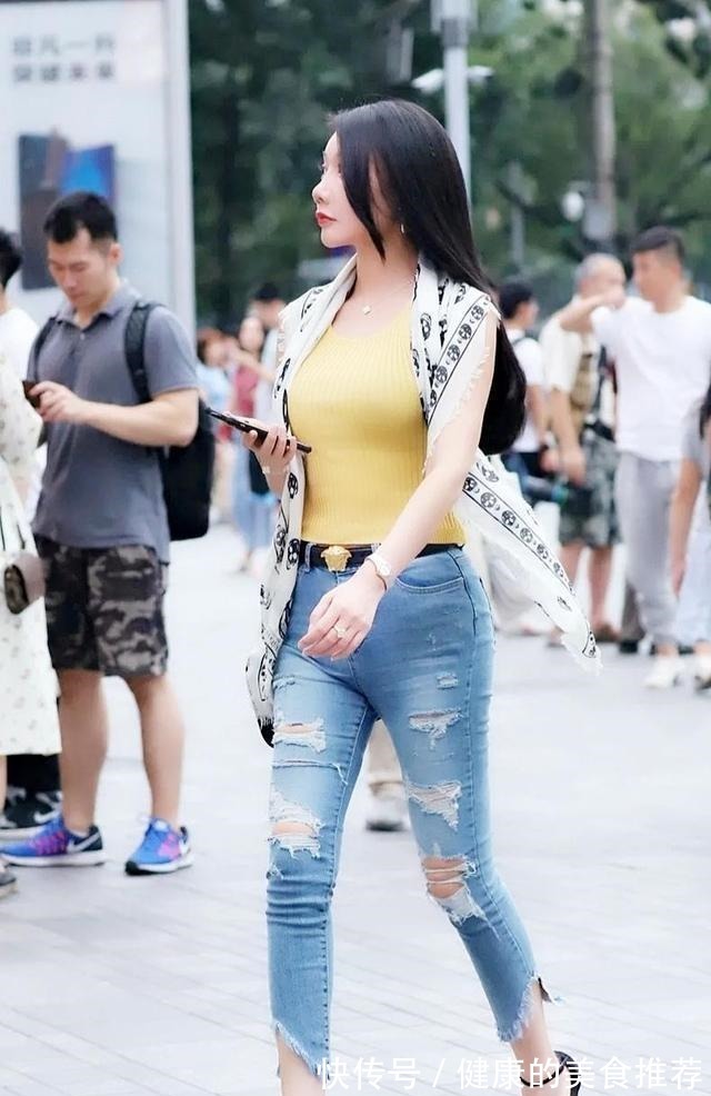 白色 黑色紧身上衣搭配粉红色心神打底裤,清新不俗气,整体简洁干净!