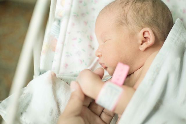 家长|孩子被烫伤后,是先脱衣服还是先冲冷水家长一定要提前知道