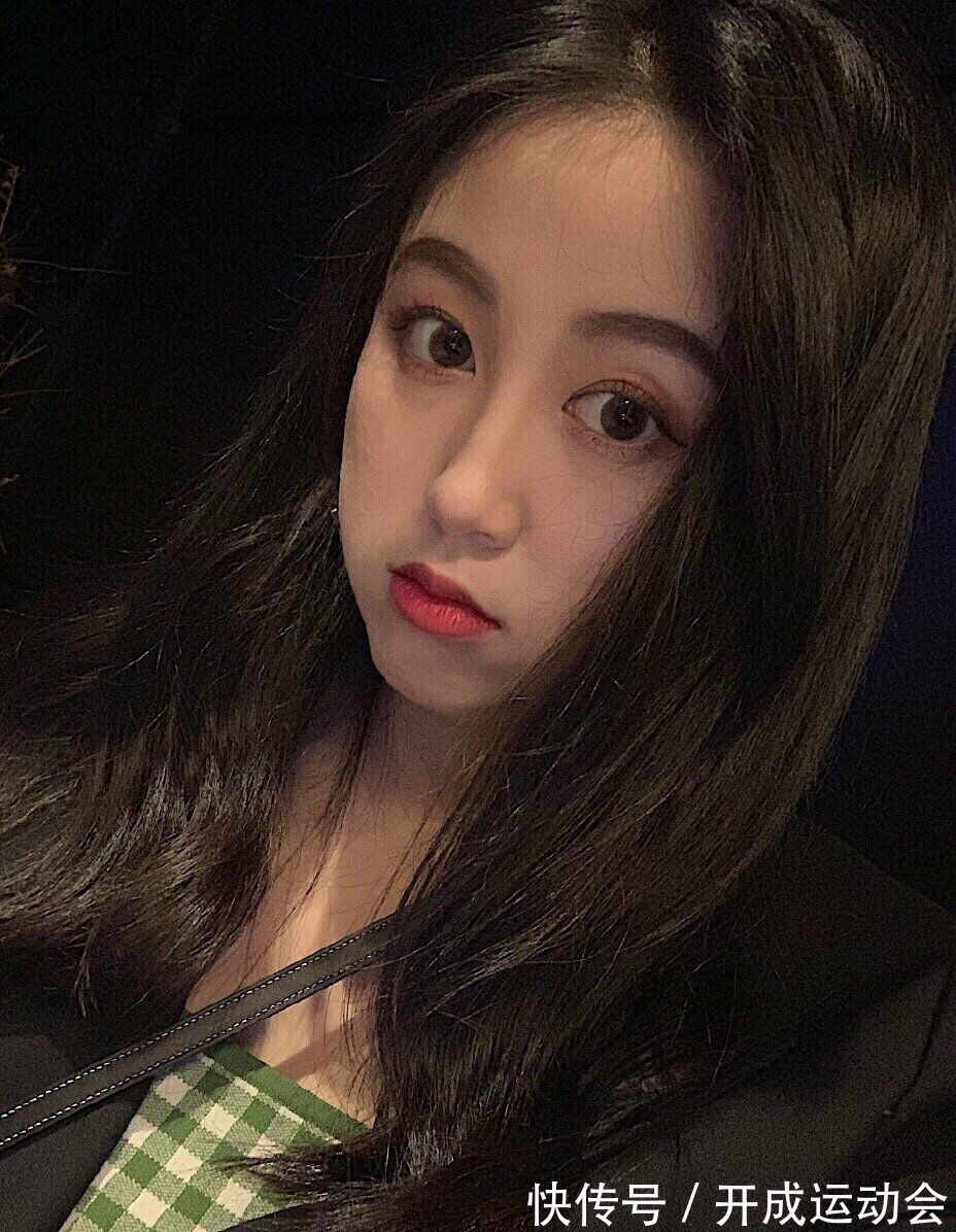 韦世豪|韦世豪未婚妻三亚度假,露肚脐短裙,宛如水莲花!吴雅闺蜜更水灵