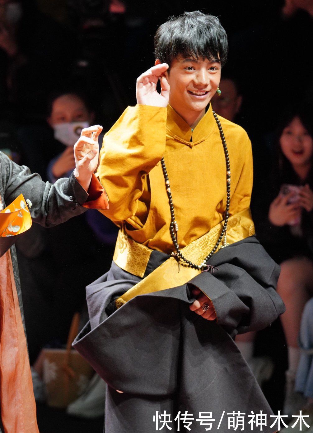 丁真首次亮相上海时装周，换上全套妆发造型看秀，为设计师献花