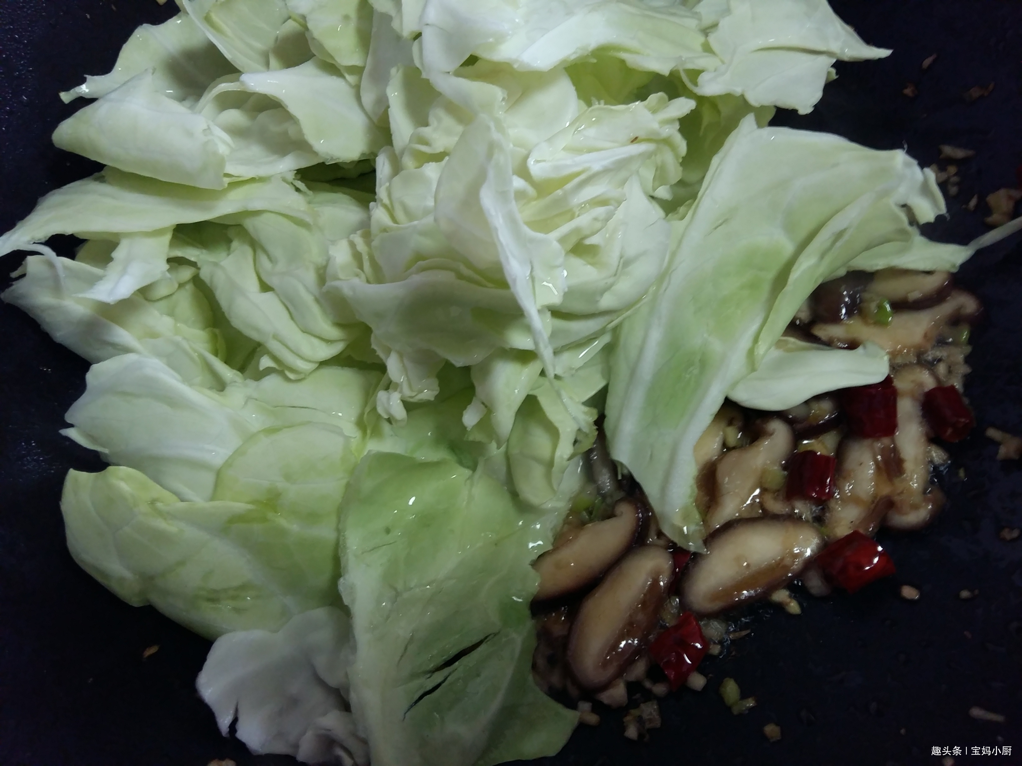 此菜不要切，手撕的才好吃，和香菇绝搭，春天吃好，家人倍儿喜欢