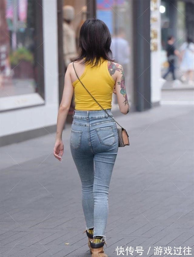 马丁靴子 黄色短衫搭配浅色牛仔裤,完美地塑造出时尚风格的休闲装!