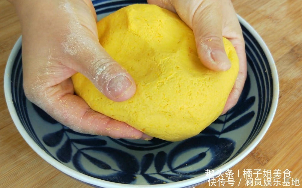 南瓜饼|我家南瓜从来不煮,1斤南瓜1勺白糖,秘制一做,一次做15个不够吃