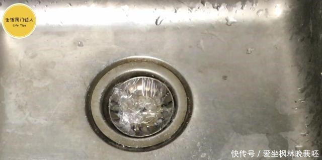 下水道口经常异味飘出,原来倒一碗水就能解决,能早些知道就好了!