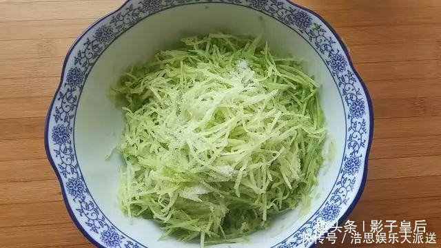  孩子|突发奇想用萝卜做成煎饼，没想到出奇的好吃，孩子每天都闹着要吃