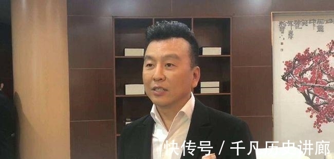 董卿|曾6次主持央视春晚,3次向董卿求婚获董母大力支持,55岁终于当爹