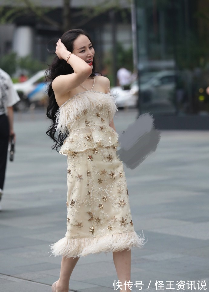 穿衣风格 姐姐穿衣风格真大胆，一件个性又复古的套裙，营造贵妇的气质！