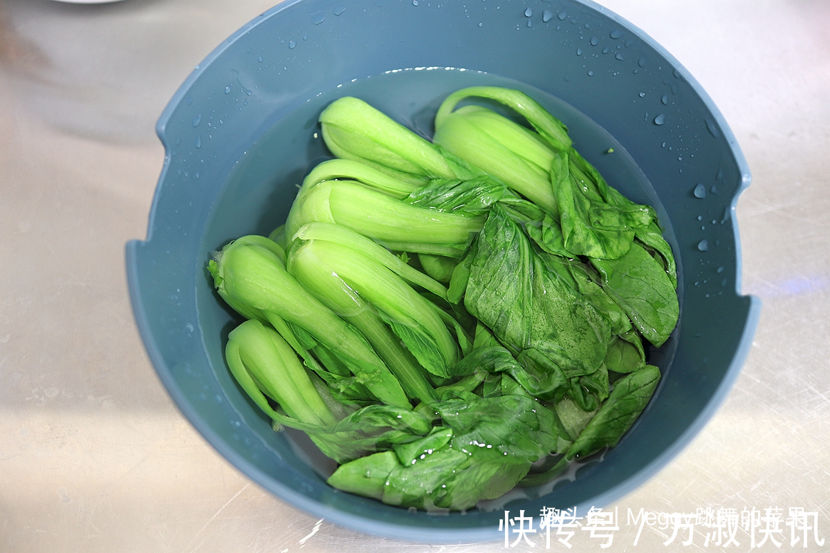 中筋面粉|打工人爱吃的素馅饺子,3种家常食材很划算,清香美味比肉受欢迎