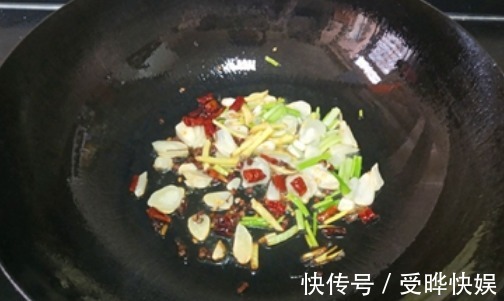 炒包菜时，包菜直接下锅炒就错了！很多人不懂，难怪不好吃