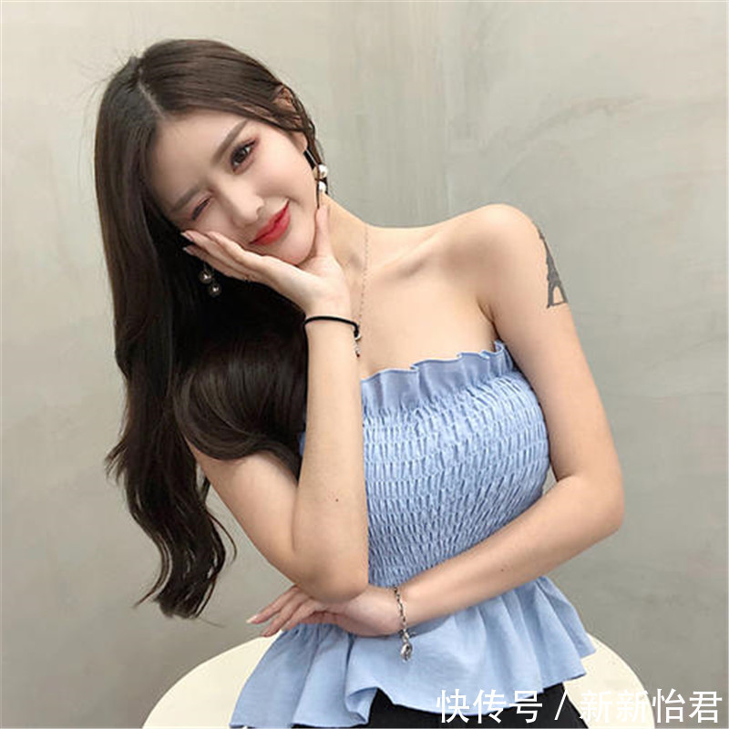 路人街拍，小姐姐身穿吊带连衣裙，大长腿优势完美展现！