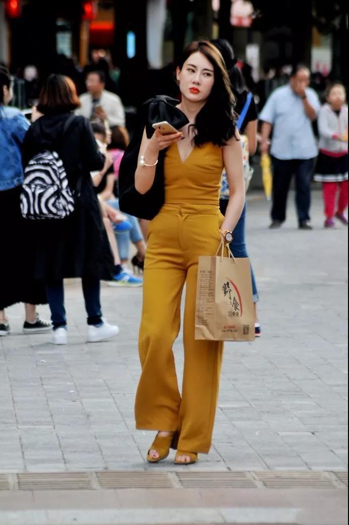 无限|街拍:一身黄色套装的性感俏丽美女,冷艳成熟的气质魅力无限!