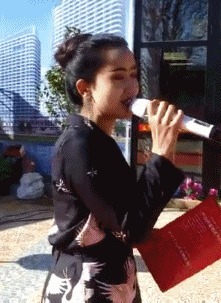 |搞笑GIF:不知道该哭还是笑 一进门看到男友偷用我的东西
