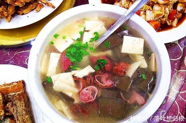 外甥女的生日宴,第9个是家乡特色菜,价格最贵,全家人抢着吃