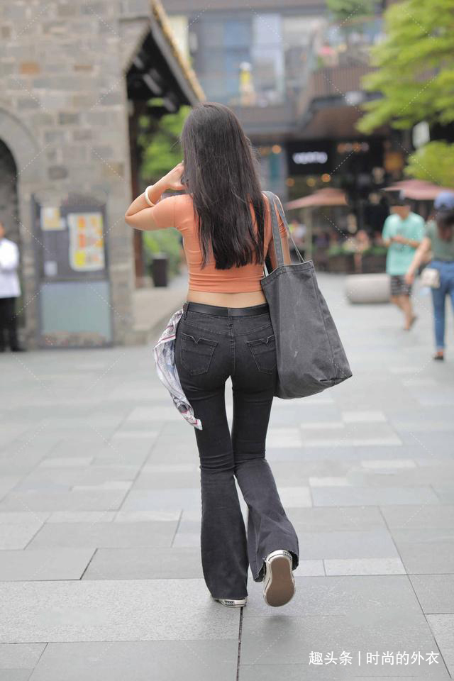 好身材别“浪费”，穿喇叭裤搭配短款上衣，让造型变得个性靓丽