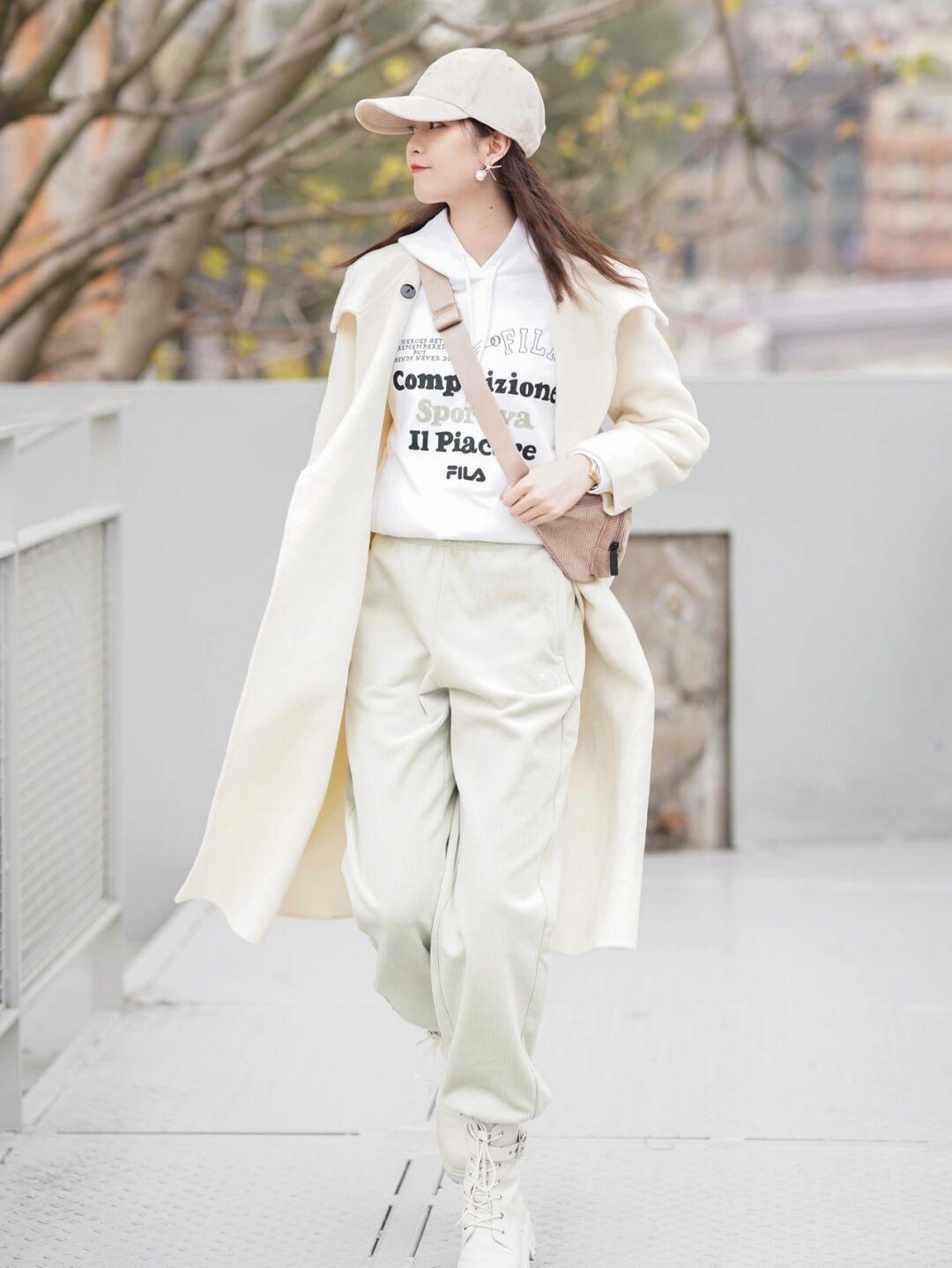 黑白配|觉得大衣厚重?试试卫衣叠穿技巧,让你瞬间化身韩系美女,超好看