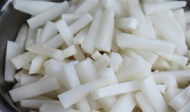 腌萝卜条|饭店的腌萝卜为啥好吃?教你在家做,酸辣脆爽,放12个月不坏