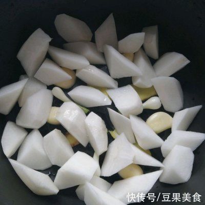 想健康又想美味，吃猪蹄焖萝卜就对啦