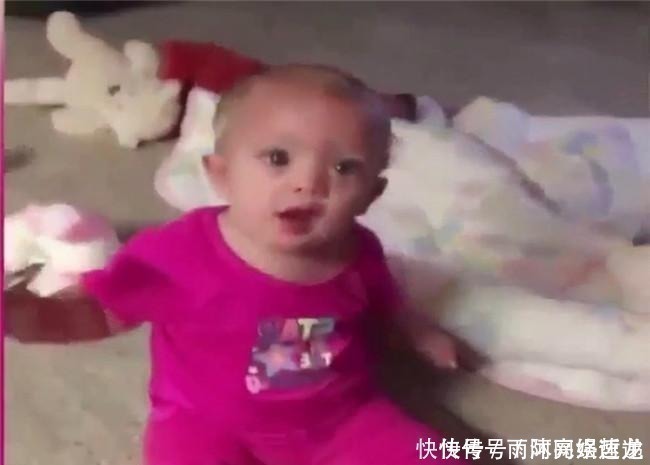 宝宝|爸爸假装要抢女儿手里的钱, 2岁宝宝的反应萌翻了