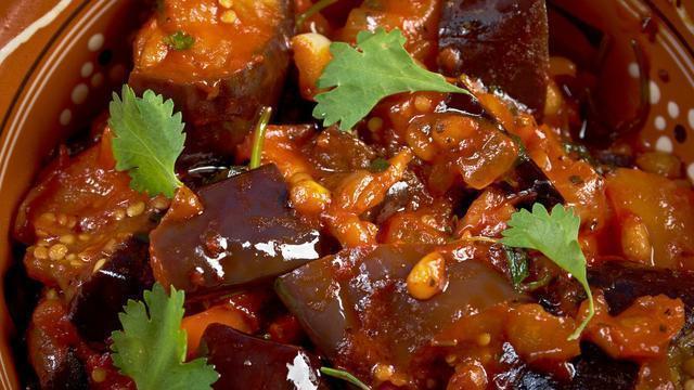 炒茄子先放油就错了,跟着大厨这样做,茄子不吸油不油腻,还入味