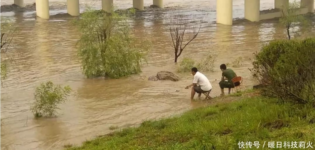暴雨|夏季一来，暴雨涨水怎么钓鱼？按我说的这几点做，不愁鱼儿不上岸