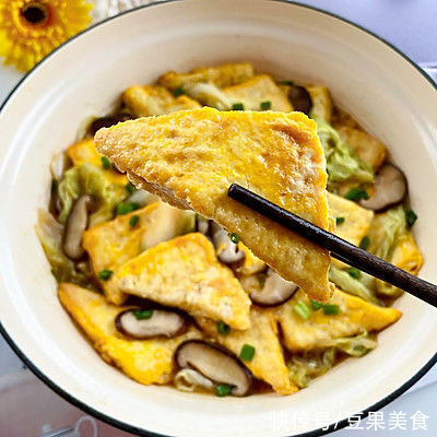 天冷了吃点热乎的，来一锅家常豆腐煲，暖心暖胃又营养