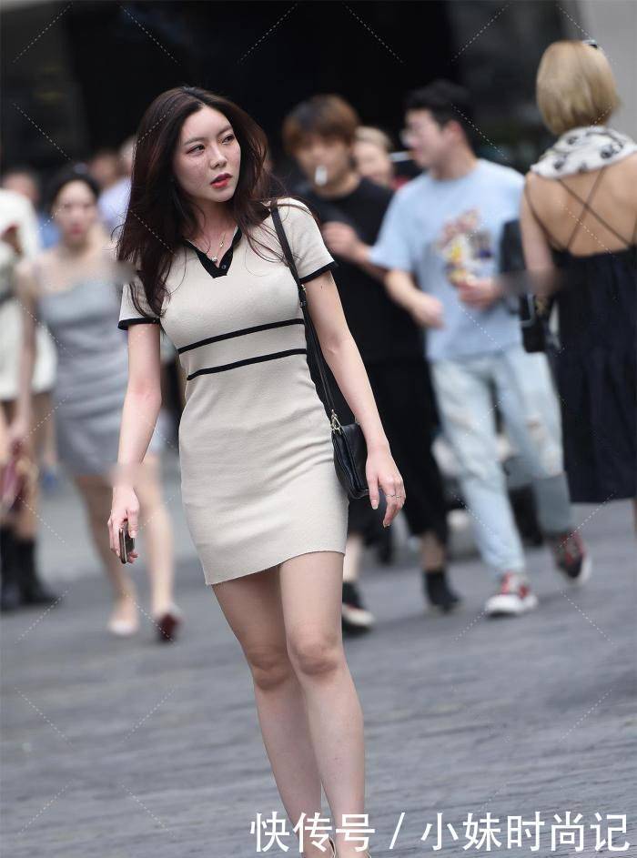 街拍美女:小姐姐清凉短裙穿搭示范,简约大方,性感潇洒