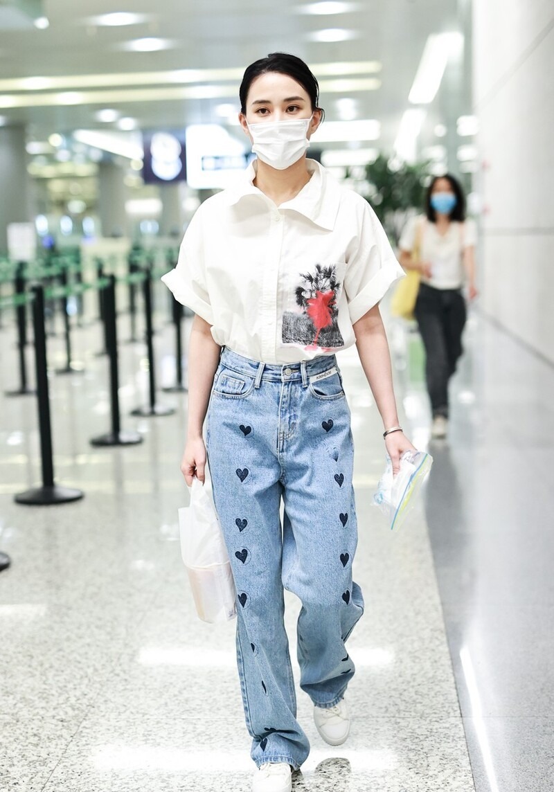 牛仔裤|何超莲才是名副其实的名媛,穿白色衬衫搭配高腰牛仔裤,高贵大气