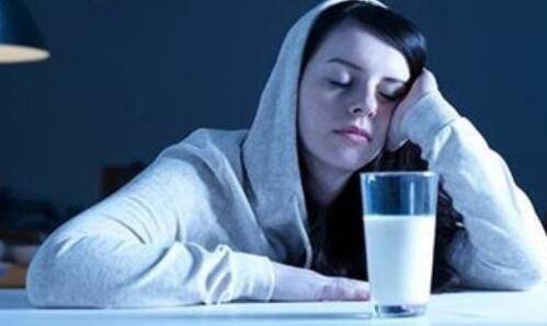  睡眠|睡前喝杯牛奶对睡眠真有好处吗? 今天就给大家科普一下!