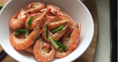  做白灼虾时，千万不要傻傻的冷水下锅煮，多加这1步，虾肉更鲜嫩