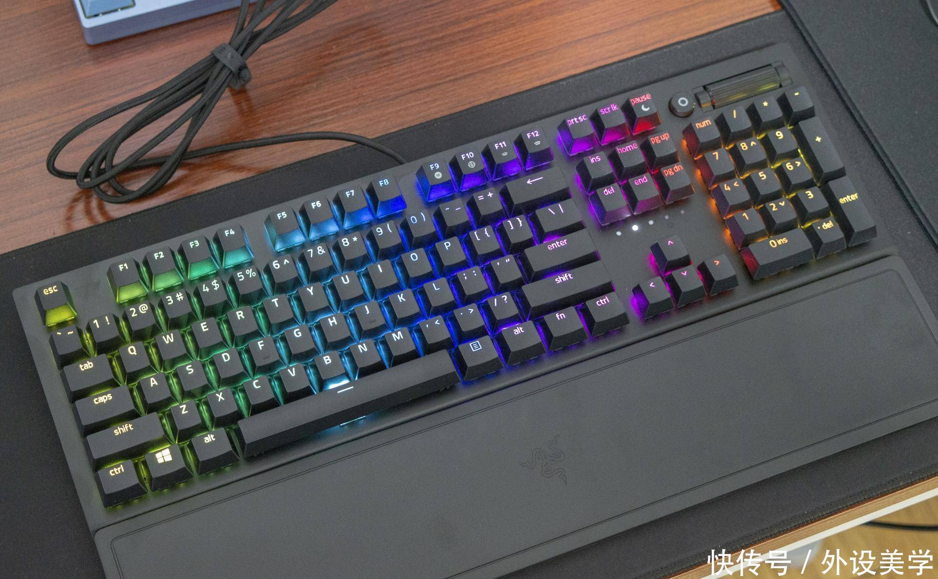 雷蛇|以灯之名,传奇再续:雷蛇黑寡妇 V3 绿轴版开箱