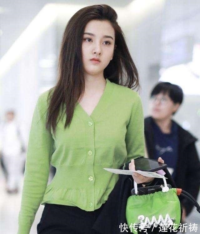 小姐姐 今年流行一种新穿法叫:“奶奶衫+牛仔裤”,显高还显腿长