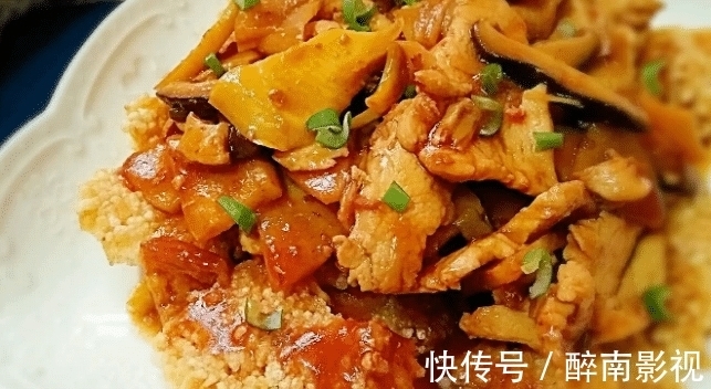 汁锅巴鸡片这菜上席后,呈金黄油亮逗人食欲,味道酸甜适当