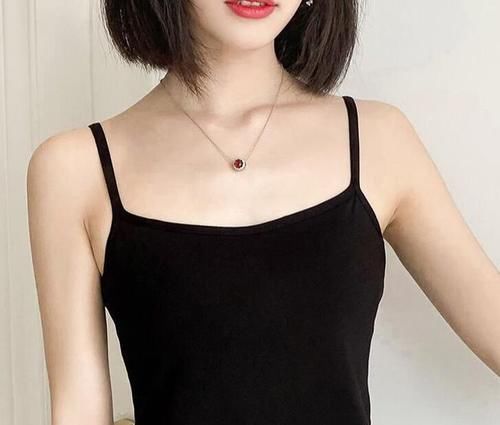 时尚 单调的卫衣就别穿了，跟小姐姐学这样穿背心，时尚又减龄