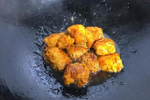 喜欢吃豆制品的小伙伴有口福了，这道菜皮薄馅大，解馋好吃