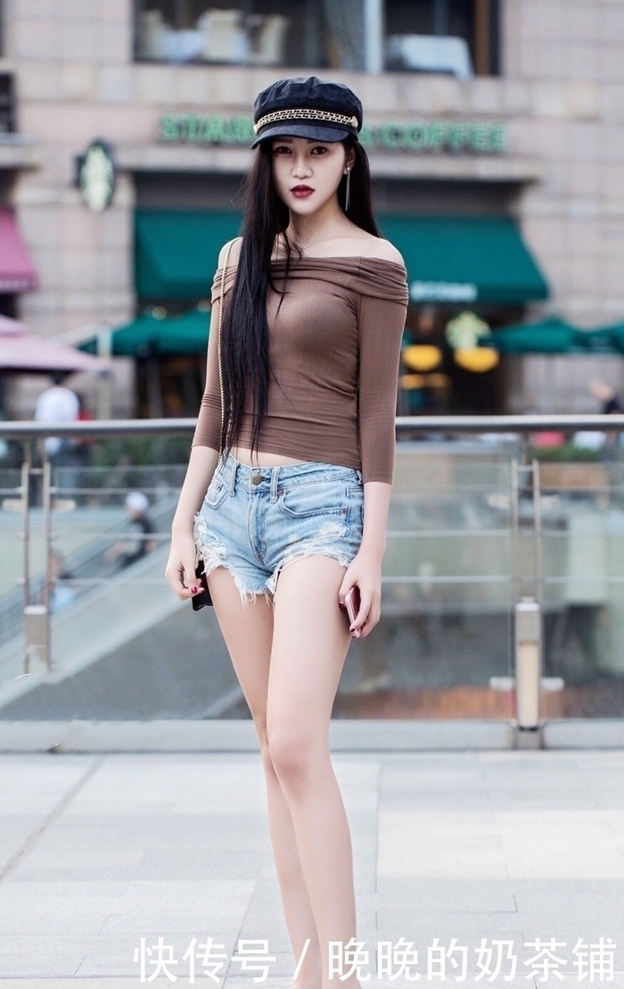 街拍|街拍:美女们真会选款,穿搭迷人,大长腿更是令人拍手称赞