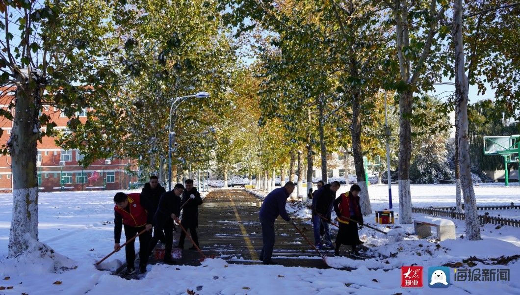 济南市长清区职业中等专业学校扫雪除冰 情暖校园