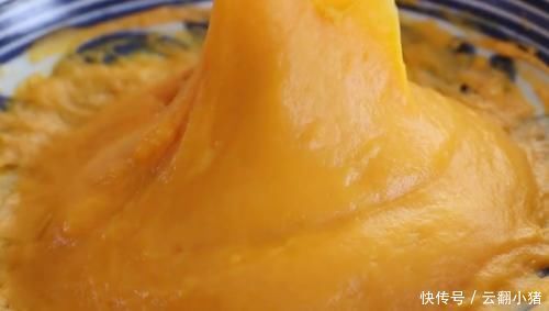 今天要教给大家一个红薯不一样的新做法，红薯糕的做法，好吃还不会上火