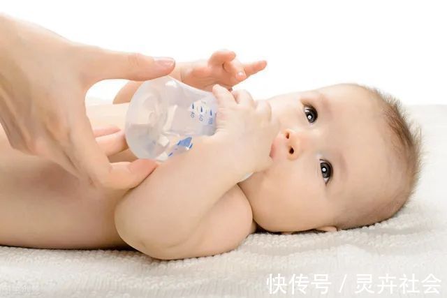 喝水|婴儿真的不需要喝水错，宝宝补水要“讲究”，喂水指南请收好