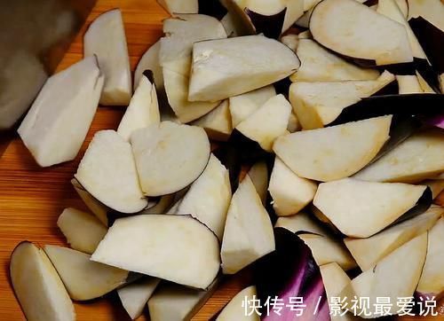 精盐|炒茄子时，直接加油炒就错了！教你一招，茄子不吸油还不发黑