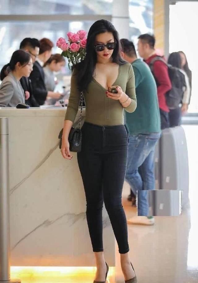 街拍紧身衣牛仔裤勾勒出美女的曼妙身材回头率杠杠滴